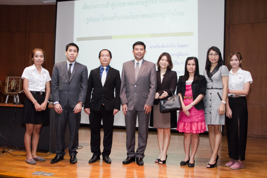 Mr. Kiatkrekkrai Jaisamut And Ms. Sahattaya JaisamutTo Speak In The Academic Seminar Of Phranakhon Rajabhat University, Law Program, O