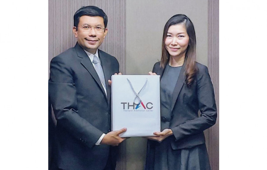 Mr. Machimdhorn Khampiranont, Director Of Thailand Arbitration Center (THAC) Visited And Gave A Souvenir On The Occasion Of New Year To Mr. Kiatkrerkkrai Jaisamut, Managing Director.